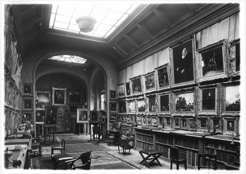 Image of main gallery room in the Schloss residence